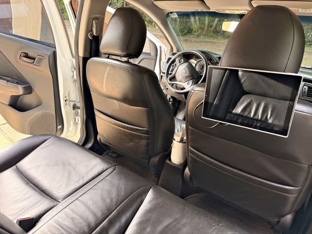 Bancos de couro e tela multimídia no interior do carro executivo